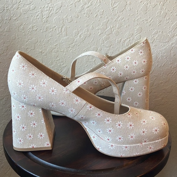 Madden Girl: Tan with flower pattern heeled Mary Jane style shoes- Y2K- 9M - Picture 6 of 16